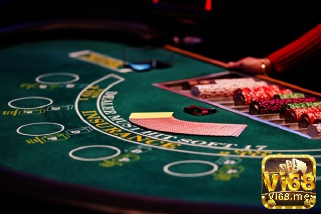 Chia bài trong Baccarat là một quy trình đơn giản, được thực hiện theo luật chơi bài Baccarat